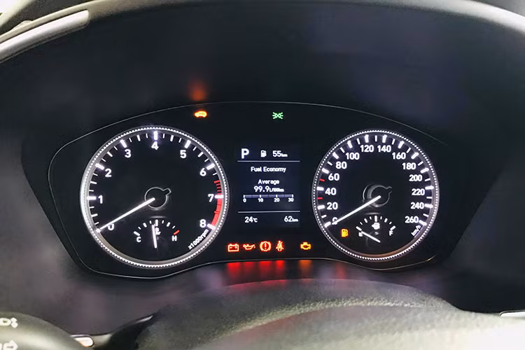 Ghế lái chỉnh điện, ghế gập 6:4, hệ thống thông tin giải trí AVN, kết nối Bluetooth, hệ thống âm thanh 6 loa, điều hòa tự động, chìa khóa thông minh và nút bấm khởi động máy, cốp chỉnh điện hay cảm biến gạt mưa là trang bị tiêu chuẩn. Riêng sạc điện thoại không dây, cửa sổ trời toàn cảnh và màn hình công-tơ-mét siêu sáng 7 inch chỉ có trên bản đặc biệt.