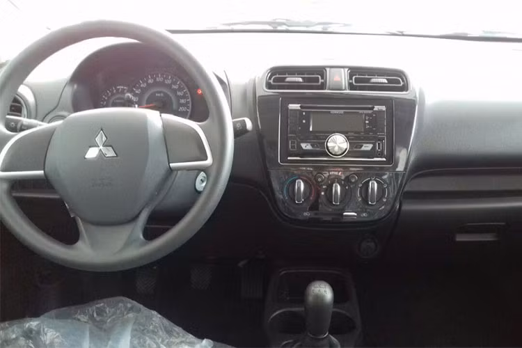 Bên trong nội thất, vô lăng của xe đã được thiết kế lại và sử dụng vật liệu da cùng ốp nhựa đen bóng. Cụm đồng hồ trung tâm thiết kế mới với tông màu sáng sủa và thời trang hơn so với trước đây. Điểm đặc biệt ở Mirage mới chính là đèn báo tiết kiệm nhiên liệu Eco được bổ sung thêm.