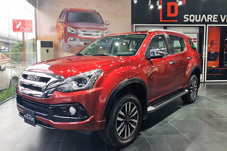 Là mẫu SUV 7 chỗ có nhiều ưu điểm như bền, ít hỏng vặt và tiết kiệm nhiên liệu nhất trong các dòng xe sử dụng động cơ diesel nhưng Isuzu MU-X không thể thuyết phục khách hàng quên đi sự hiện diện của Fortuner để chọn mình. Doanh số của Isuzu MU-X trong tháng 7 chỉ đạt 45 xe và cộng dồn từ đầu năm đến nay chỉ đạt 210 xe.