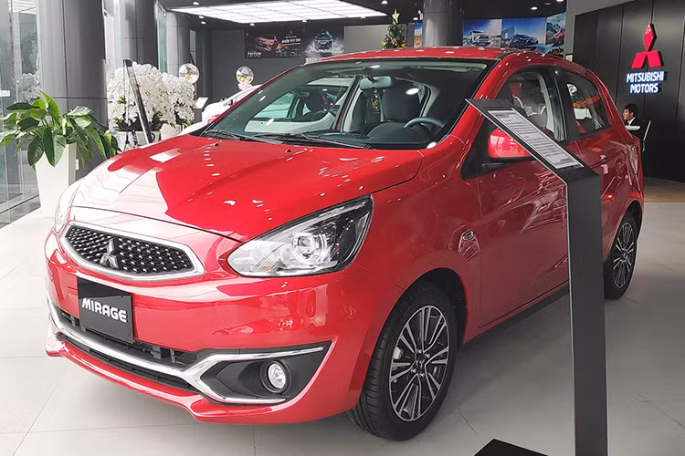 Đứng thứ tư là Mitsubishi Mirage với doanh số 17 xe giao đến tay khách hàng, nâng tổng số xe bán ra trong 7 tháng đầu năm lên 156 xe. Hiện tại, Mitsubishi Mirage đã không còn xuất hiện trên website chính thức của Mitsubishi Motor Việt Nam (MMV). Rất có thể, MMV đang muốn dọn đường để tung ra phiên bản nâng cấp mới.