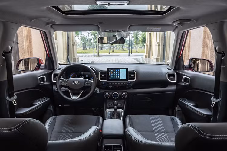Hyundai Venue sở hữu kích cỡ nhỏ gọn với kích thước chiều Dài x Rộng x Cao lần lượt 3.995 x 1.770 x 1.645 (mm). Khoảng sáng gầm xe đạt 195mm cùng chiều dài cơ sở 2.500 mm. Không gian nội thất hiện đại với khả năng tối ưu không gian vượt trội trong phân khúc, giúp chủ nhân dễ dàng sử dụng các chức năng trên xe.