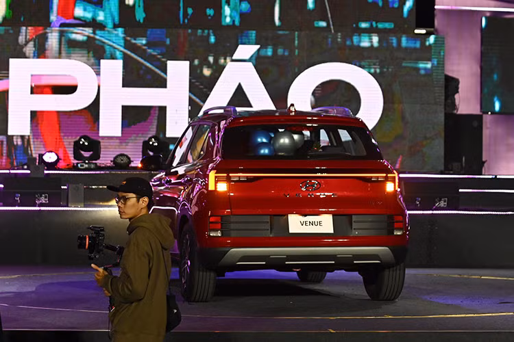 Hyundai Venue 2024 tại Việt Nam sở hữu thiết kế ấn tượng với điểm nhấn phía trước là lưới tản nhiệt kích thước lớn tạo hình thác nước Cascading Grill theo phong cách Parametric Dynamic mang dấu ấn của mẫu xe đàn anh Palisade.