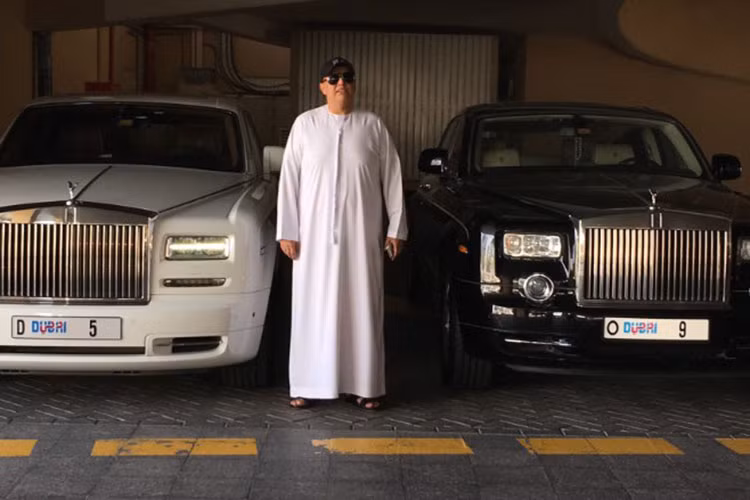 Theo ông Balwinder Sahani chia sẻ với trang tin Gulf News: “Tôi thích sưu tập biển số độc và tự hào khi sở hữu chúng. Tôi thích con số 9, chính vì vậy biển số D5 (chữ D trong bảng chữ cái tượng trưng cho con số 4) cộng lại thành 9 - chính vì vậy nên tôi quyết định mua”. 