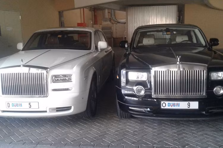 Ngoài biển số 5 siêu độc trị giá 9 triệu đô la cho chiếc Rolls-Royce Phantom Series II, tỷ phú Ấn Độ - Balwinder Sahani còn sở hữu một biển số siêu độc là 9 (trị giá lên đến 6,7 triệu USD), cũng dành cho xế siêu sang Rolls-Royce phiên bản Phantom Series I.
