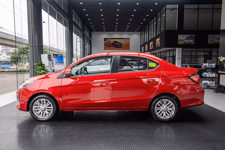 Được nhập khẩu nguyên chiếc từ Thái Lan, mẫu xe Mitsubishi Attrage thế hệ mới sở hữu thiết kế với kích thước tổng thể 4,305 x 1,670 x 1,515 mm, khoảng sáng gầm xe 170 mm vượt trội trong phân khúc. Thân xe kéo dài hơn 60mm giúp ngoại thất xe trông hài hòa và cân đối hơn so với các đối thủ cùng phân khúc.