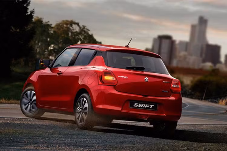 So với phiên bản cũ Swift mới có thiết kế đầu xe hầm hố và thể thao hơn. Lưới tản nhiệt cũng mang phong cách mới với dạng lục giác đồng thời được hạ thấp và nhô ra phía trước. Cụm đèn pha dạng LED cũng được trang bị. Ở phần đuôi xe hệ thống treo sau cũng được hạ thấp.