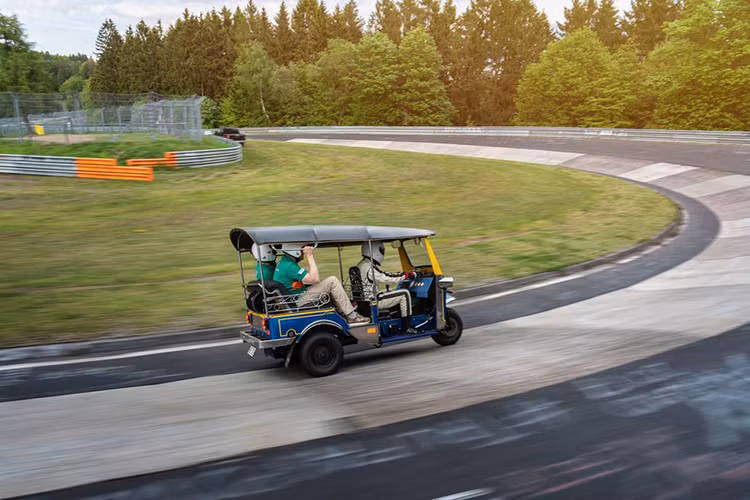 Vào năm ngoái, trong lần lập kỷ lục xe đã bị bỏng. Sau đó, Granturismo Events đã nâng cấp động cơ cho Tuk Tuk bằng cách thay thế piston mới bền bỉ hơn được cung cấp bởi nhà sản xuất các bộ phận động cơ cho hãng Koenigsegg để đi hết một vòng đua.