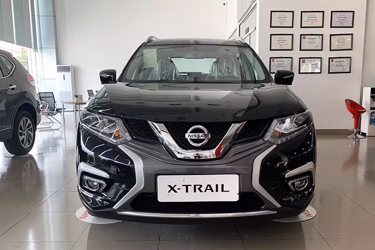 Sau khi thay nhà phân phối chính thức tại thị trường Việt Nam, Nissan tiếp tục áp dụng chương trình giảm giá sâu đối với mẫu crossover X-Trail với mức giảm lần lượt từ 88 - 93 triệu đồng, áp dụng cho cả 2 phiên bản gồm SL và SV.