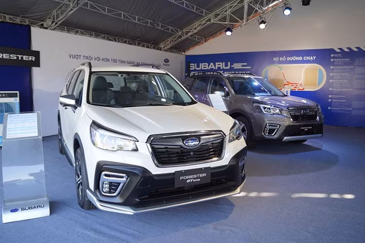 Giá bán thực tế của Subaru Forester chỉ còn từ 889 triệu đồng; 1.029 và 1.179 tỷ đồng, tương ứng cho 3 phiên bản i-L; i-S và i-S EyeSight. Bên cạnh việc trừ trực tiếp tiền mặt, Subaru Việt Nam cũng đồng thời áp dụng song song chương trình tặng kèm các gói phụ kiện cho khách mua xe trong thời gian này.