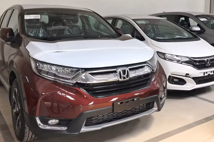 Đối với phiên bản G, xe được giảm giá dao động trong khoảng từ 60 - 80 triệu đồng. Đối với phiên bản L cao cấp hơn, con số này dao động từ 80 - 120 triệu đồng. Ngoài ra, một đại lý cũng sẵn sàng hỗ trợ khách mua xe thêm 50% lệ phí trước bạ kèm theo phần quà tặng là phụ kiện theo xe.