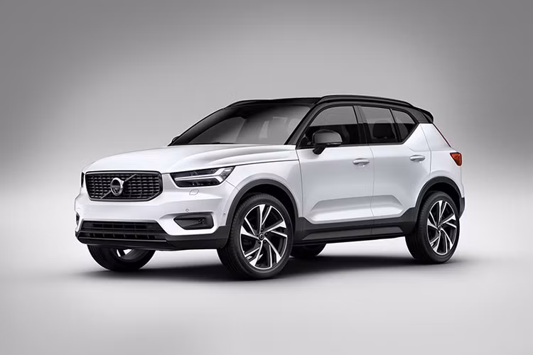 Mẫu xe Volvo XC40 là mẫu SUV nhỏ nhất của Volvo, dưới phân khúc của XC60 và XC90. Xe cũng được thiết kế theo phong cách mới của Volvo giống như 2 “đàn anh”. Nhưng dù chỉ là một mẫu SUV nhỏ, XC40 lại được trang bị nhiều tính năng đáng chú ý nhất trong phân khúc.