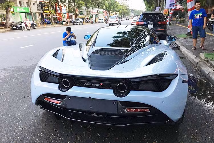 Những đặc điểm được ưa chuộng trên "người anh em" 650S trước đây sẽ vẫn tiếp tục xuất hiện trên 720S bao gồm tay lái trợ lực điện-thủy lực, hệ thống phanh gốm/carbon, hệ thống giảm xóc từ tính... 720S xoá nhoà ranh giới giữa xe đua và xe đường phố, tạo nên phong cách chơi xe hoàn toàn mới cho những người đam mê siêu xe. 
