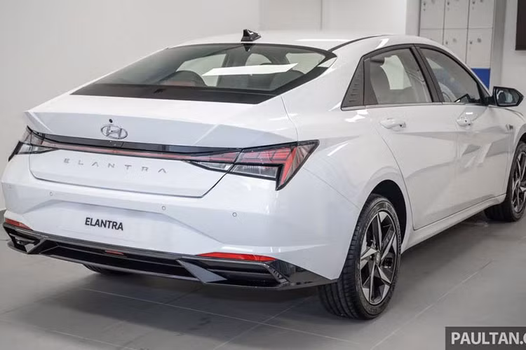 Hyundai Elantra 2021 mới được mở bán đầu tiên ở thị trường quê nhà Hàn Quốc, nhưng đến nay mẫu sedan hạng C này vẫn chưa cập bến Việt Nam. Tại Đông Nam Á, Hyundai Elantra All New đã được phân phối chính hãng tại Malaysia và hiện nay xe đã bắt đầu xuất hiện nhiều trên đường phố của quốc gia này.