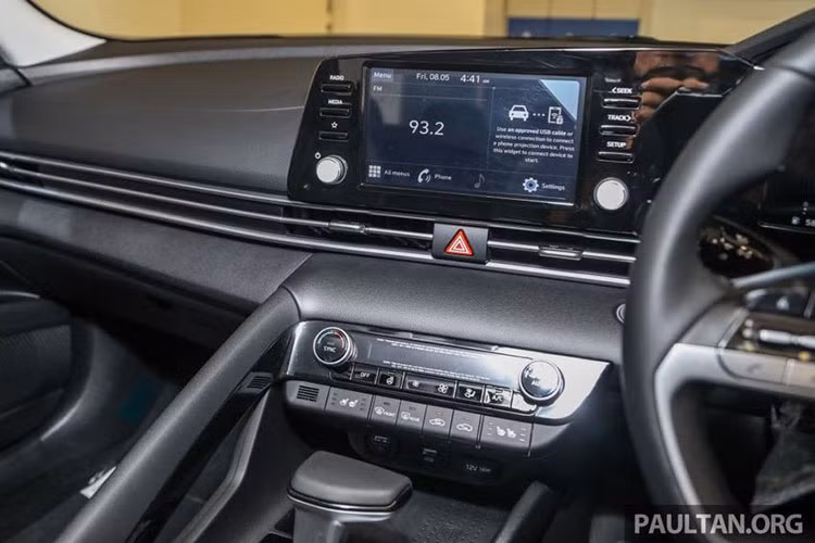 Với phiên bản tiêu chuẩn, Hyundai Elantra 2021 có ghế ngồi bọc nỉ chỉnh cơ, trong khi đó bản cao cấp được trang bị ghế da có lỗ thông hơi cùng tính năng chỉnh điện ghế trước. Điểm cộng trên mẫu xe hạng C này đến từ không gian hàng ghế sau đã được cải thiện nhờ chiều dài cơ sở tăng 20mm mang đến sự thoải mái cho hành khách.