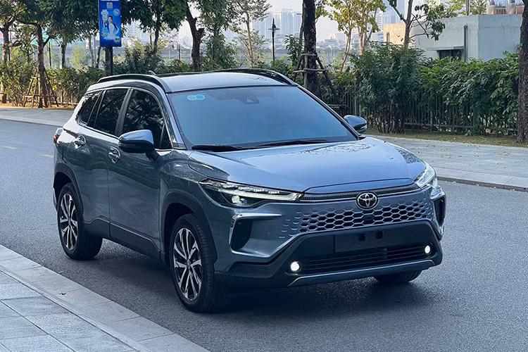 Được biết, khi mới mua, giá xe Toyota Corolla Cross 2024 niêm yết là 820 triệu đồng, cộng thêm chi phí lăn bánh có thể lên đến hơn 900 triệu đồng. Như vậy, sau vài tháng sử dụng, chiếc xe mới chỉ trượt giá chưa tới 100 triệu đồng, tạo cơ hội hấp dẫn cho những ai đang tìm kiếm một chiếc SUV chất lượng với mức chi phí hợp lý.