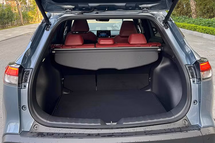 Đáng tiếc là động cơ của mẫu SUV cỡ B này không có gì thay đổi. Xe vẫn dùng động cơ 4 xi-lanh, dung tích 1.8L, tạo ra công suất cực đại 140 mã lực và mô-men xoắn cực đại 172 Nm, kết hợp với hộp số biến thiên vô cấp CVT-i, ở bản 1.8 V.