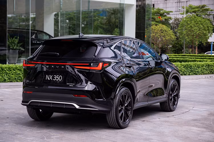 Với ngôn ngữ thiết kế thế hệ mới của thương hiệu xe sang đình đám Nhật Bản, Lexus NX 2022 tại Việt Nam tạo nên sự khác biệt độc đáo thông qua việc tập trung nhấn mạnh vào các tỷ lệ mang lại diện mạo thể thao và phù hợp với hiệu suất vận hành, chức năng và vẻ đẹp tinh giản đến từ các công nghệ crossover mới.