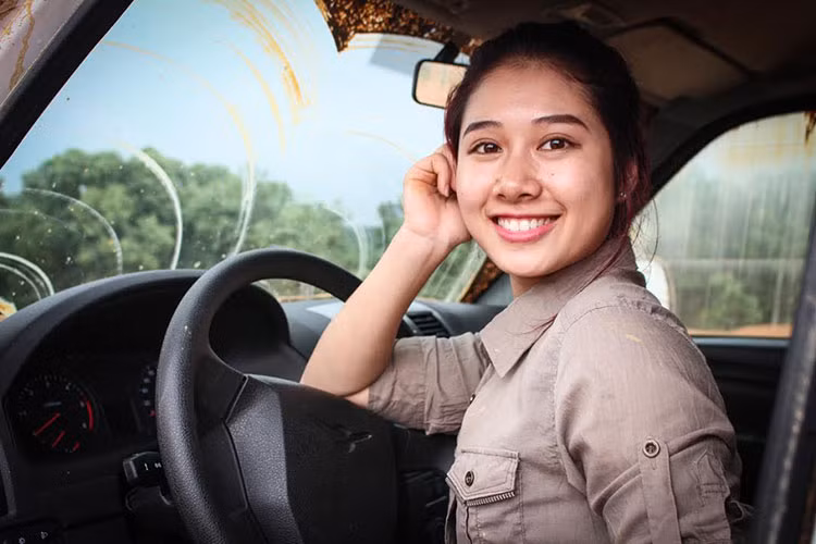 Dựa trên cơ sở dòng Patriot, mẫu xe UAZ Pickup có thiết kế gần như được "bê nguyên" từ "người anh em" SUV Hunter. Tuy nhiên đây là phiên bản Pickup Limited cao cấp hơn bản Patriot đầu tiên về Việt Nam nên cản trước của xe còn có thêm phần ba-đờ-sốc nhựa khỏe khoắn hơn.