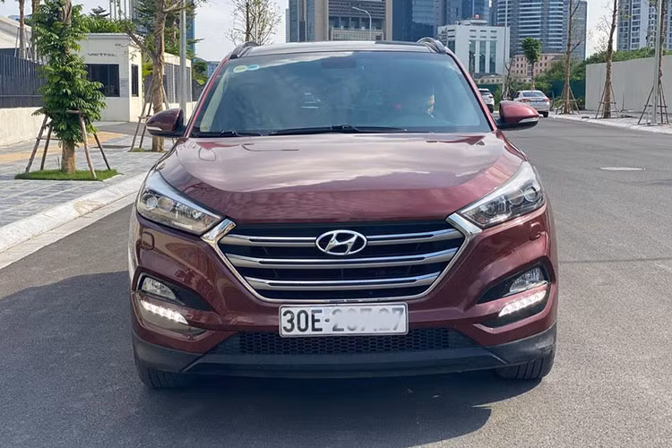 Về ngoại hình mặc dù đã lăn bánh tới hơn 5 năm, nhưng chiếc xe này vẫn sở hữu ngoại hình khá nguyên bản và đẹp mắt. Thiết kế xe mang phong cách "Điêu khắc dòng chảy 2.0", và trông khá giống "đàn anh" Hyundai SantaFe thời điểm đó. Xe được trang bị đèn pha projector cùng cụm đèn LED ban ngày nằm dưới đèn sương mù. Lưới tản nhiệt mạ chrome hình lục giác với 3 thanh ngang to bản khiến chiếc xe "sang" hơn.