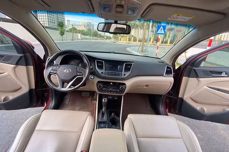 Nội thất của xe được bọc da cao cấp và có điều hoà tự động 2 vùng. Hệ thống giải trí trên xe hỗ trợ đầy đủ các kết nối Radio AM-FM/USB/CD/MP3/AUX/Bluetooth đi kèm với 6 loa. Ngoài ra, xe còn được trang bị hệ thống giữ ga tự động Cruise Control, chìa khóa thông minh, nút khởi động Start/Stop Engine, gương điện chống chói ECM cùng camera lùi tích hợp, phanh tay điện tử, điều khiển đèn tự động, 3 chế độ vận hành Normal – Sport – Eco...