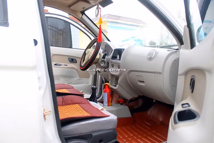 Ở phía sau, hãng xe Trung Quốc tiếp tục mang cặp ống xả hầm hố của Mercedes GLE lên chiếc xe điện của mình. Cả GLE và Evoque nhái đều được xây dựng trên cùng một nền tảng và hệ thống truyền động. Bên trong, hai chiếc xe này cũng chia sẻ thiết kế khoang nội thất với nhau.