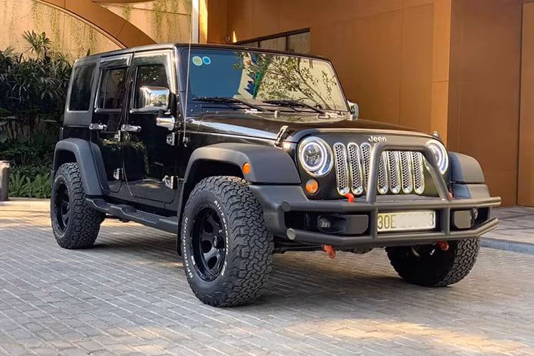 Mẫu xe Jeep Wrangler Unlimited Sport 3.6L vẫn dựa trên những tiêu chí của một chiếc xe địa hình danh tiếng theo chuẩn Mỹ: mạnh mẽ, chắc chắn, và thực dụng. Vóc dáng vuông vức với đặc điểm nhận dạng của xe cùng “thanh chắn tản nhiệt 7 khe” đặc trưng của họ nhà Jeep khiến những người không đam mê xe Jeep khó mà phân biệt được phiên bản Wrangler khác, nếu không nhờ hàng chữ hai bên sườn nắp ca-pô.