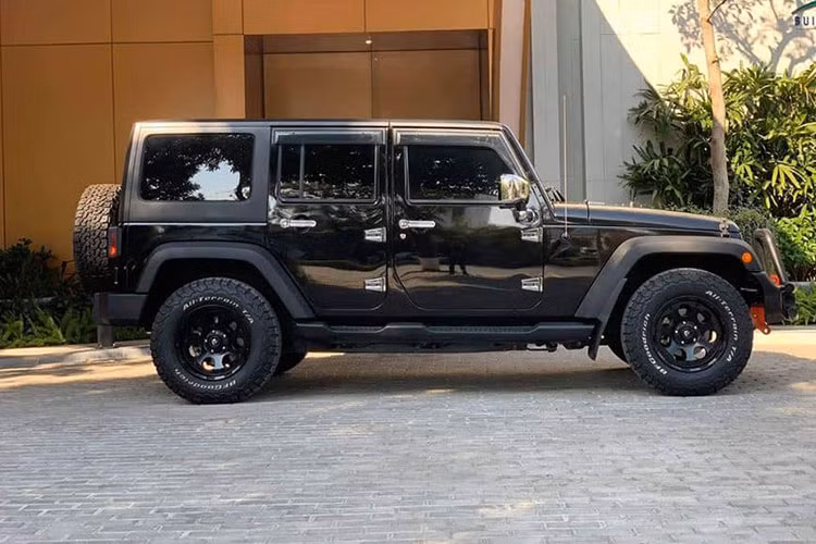 Các chi tiết ngoại thất khác điển hình của xe địa hình Jeep Wrangler như cản trước làm từ khung kim loại bọc nhựa bên ngoài. Tại đây bố trí 2 móc để gắn dây tời kéo. Vòm bánh xe lớn cũng có khung kim loại bên trong và bọc nhựa bên ngoài. Mâm xe có thiết kế bắt mắt kích thước 17 inch đi kèm lốp offroad chuyên nghiệp kích thước 255/75.