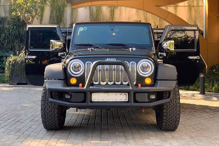 Khi mới xuất hiện tại thị trường Việt nam vào năm 2017, giá xe Jeep Wrangler Unlimited Sport 3.6L đời 2016 khoảng hơn 4 tỷ đồng. Sau khoảng hơn 2 năm lăn bánh, hiện nó được chủ nhân chào bán 2,89 tỷ đồng.