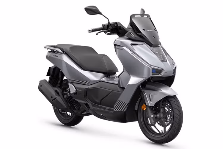 Khác biệt giữa hai phiên bản này là bản Touring được trang bị hộp đựng đồ phía sau dung tích 38 lít cùng các phụ kiện hỗ trợ cho việc di chuyển đường dài như kính chắn gió cao, giá đỡ thiết bị và giá đỡ đèn rọi.
