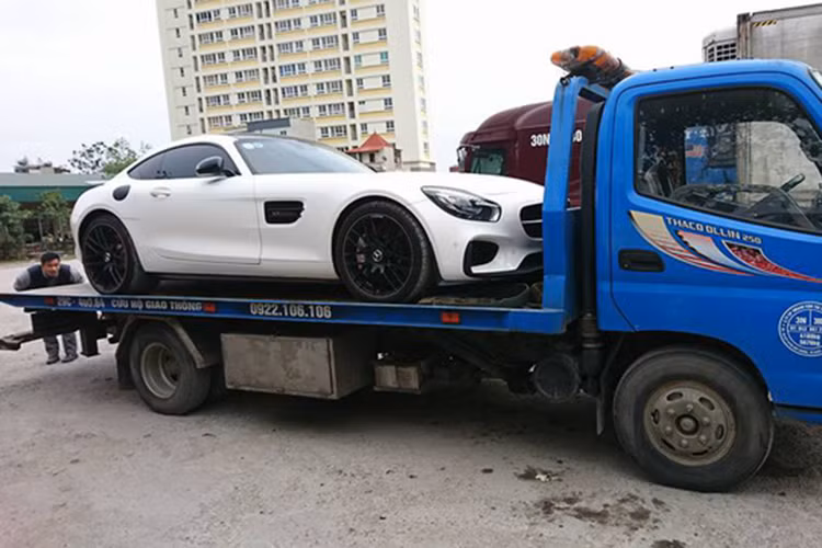 Biểu tượng ngôi sao ba cánh cùng thanh kim loại 2 bên trên lưới tản nhiệt trước được thu nhỏ lại giúp đầu xe trông cân đối hơn. Hai bên sườn cũng được trang bị thêm viền ốp, đuôi xe nổi bật với cánh gió sau cỡ lớn được gắn cố định thay cho loại điều chỉnh tự động trên phiên bản tiêu chuẩn.