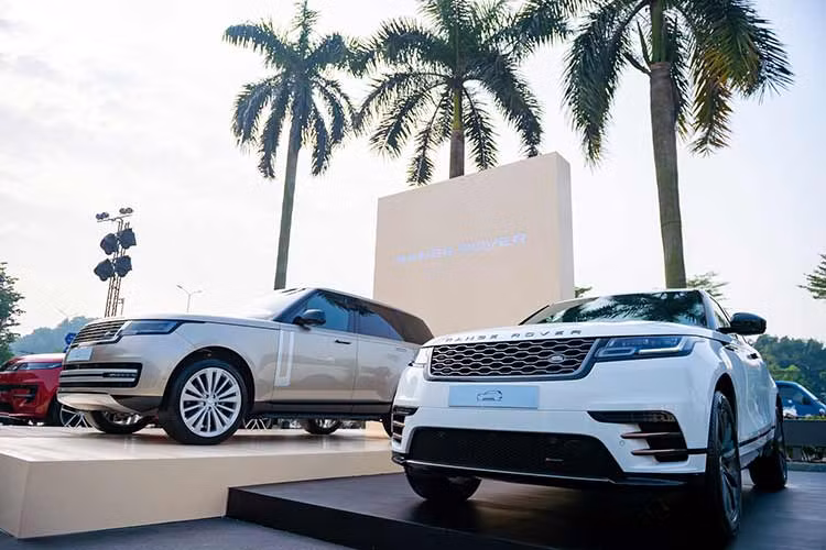 Trung tâm trưng bày của JLR rộng 1.673 m2 có ý tưởng bố trí và thiết kế độc đáo lấy cảm hứng từ hiệu ứng gợn sóng khiến khách hàng chìm đắm trong từng thương hiệu khi họ trải nghiệm vòng quanh từ khu vực trung tâm.
