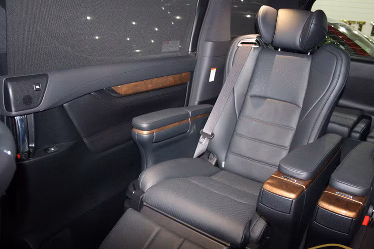 Hàng ghế thứ hai chính là điểm nhấn của Toyota Alphard 2016. Hệ thống ghế được nâng hạ hoàn toàn bằn điện, trang bị đỡ chân. Hàng ghế thứ hai cho hành khách cảm giác đang ngồi trên khoang hạng thương gia của chiếc máy bay Boeing.