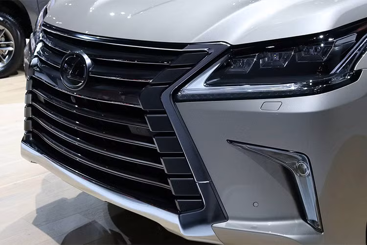 Giá của Lexus LX570 2018 phiên bản 2 hàng ghế mới khởi điểm từ 85.380 USD (1,94 tỷ đồng). Giá bán này đã bao gồm 1.195 USD chi phí vận chuyển và giao xe đồng thời cung cấp nhiều trang bị. Nếu người mua chọn đủ những trang bị tùy chọn mà hãng Lexus đưa ra, mẫu SUV 5 chỗ này cũng chỉ có giá 86.572 USD (1,97 tỷ đồng).