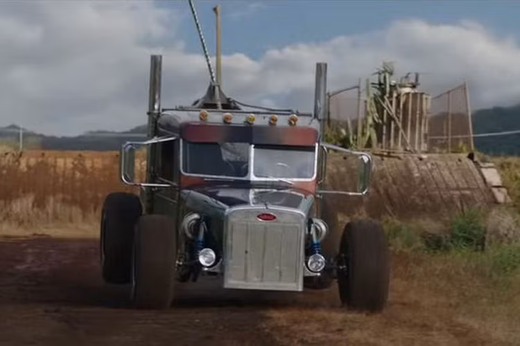 Trong phim có cảnh bộ đôi Hobbs và Shaw thoát khỏi vụ nổ trên chiếc xe bọc thép Gurkha LAPV. Xe nguyên bản được trang bị động cơ diesel tăng áp V8 6.7L, cho công suất 300 mã lực và mô-men xoắn cực đại 895 Nm. Chiếc Gurkha LAPV trong phim có một số bộ phận đã được thay đổi, như lưới tản nhiệt và cụm đèn.