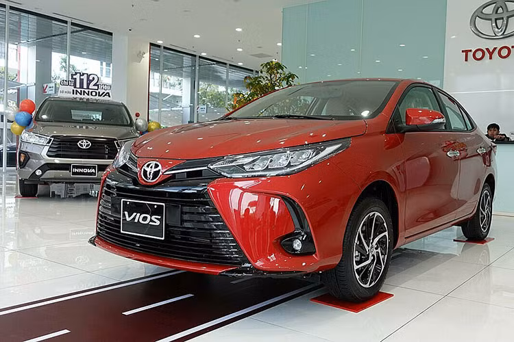 Xếp ở vị trí thứ 2 tiếp tục là Toyota Vios với doanh số 987 xe bán ra, giảm 357 xe so với tháng trước. Giống với tình hình chung của nhiều mẫu xe, mức doanh số của Toyota Vios giảm đáng kể so với tháng 7. Thực tế kết quả kinh doanh của mẫu xe hạng B từ Nhật Bản có được nhờ chính sách giảm lệ phí trước bạ tháng thứ 3 liên tiếp. Đã từng có thời gian, mẫu xe Hyundai Accent có doanh số cao hơn Vios tuy nhiên 3 tháng gần đây tình hình đã thay đổi.