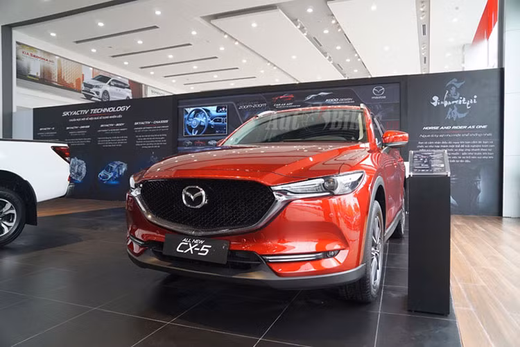 Đứng ở vị trí cuối cùng là Mazda CX-5, với 332 xe được bán ra trong tháng 8. Dù giảm gần 200 xe so với tháng trước đó. Tuy nhiên với kết quả này cũng giúp cho CX-5 lọt vào Top 10 xe bán chạy nhất. Mazda CX-5 được trang bị động cơ 2.0L hoặc 2.5L, giá bán 839 triệu - 1,059 tỷ đồng. 