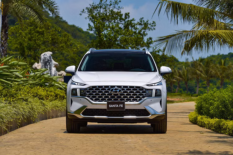 Thứ hạng của Hyundai SantaFe trong tháng 8 cũng bị giảm xuống 2 bậc, từ vị trí thứ 6 xuống vị trí thứ 8. So với tháng trước, doanh số của mẫu SUV này bị giảm hơn 500 xe. Như vậy, việc cho ra mắt phiên bản nâng cấp vào hồi tháng 5 hiện tại vẫn chưa thể thúc đẩy doanh số cho mẫu SUV 7 chỗ này bởi sự ảnh hưởng nghiêm trọng của dịch bệnh Covid.
