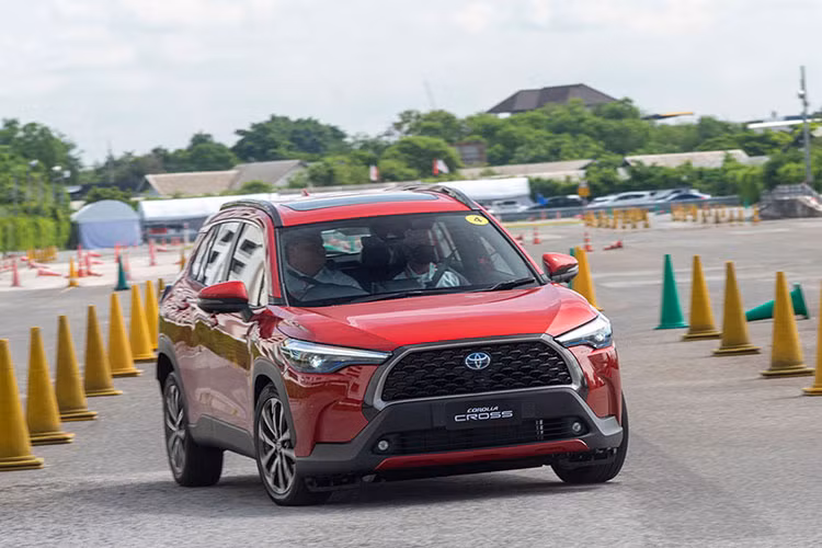 Sau hai tháng vượt mặt Seltos để vươn lên dẫn đầu nhóm SUV hạng B, tuy nhiên bước sang tháng 8, Toyota Corolla Cross cũng như nhiều mẫu khác phải đối mặt với tình trạng sụt giảm doanh số với 104 xe. Corolla Cross được trang bị động cơ 1.8L và 1.8L hybrid, giá bán 720-910 triệu đồng.