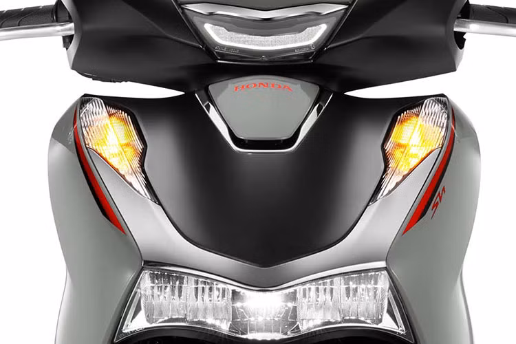 Diện mạo phía sau của mẫu xe tay ga cao cấp SH nhà Honda cũng được thiết kế tinh xảo với hệ thống đèn LED nổi bật cùng tay nắm sau được vuốt thon gọn đầy phong cách, tôn lên vẻ sang trọng và lịch lãm.