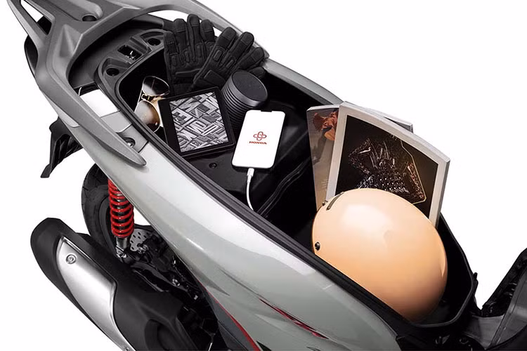 Phiên bản mới vẫn được kế thừa hàng loạt tiện ích như hộc chứa đồ 28 lít, cổng sạc USB, khóa thông minh, công tắc chuyển đổi màn hình và các chế độ lái, báo động chống trộm…