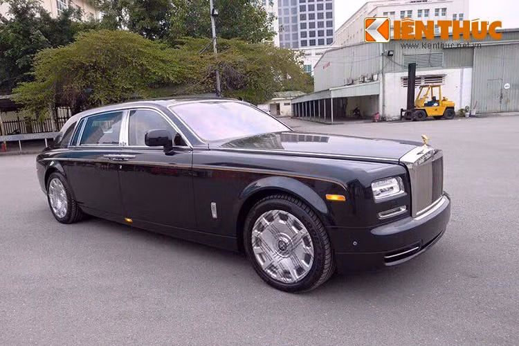 Phantom Series II 2015 sở hữu một số chi tiết được thay đổi nhưng nhìn chung không quá khác biệt so với Phantom đời đầu. Điểm thay đổi dễ nhận biết nhất chính là chụp ống xả phần đuôi hình thang, mạ chrom tương tự như trên "người anh em" Ghost.