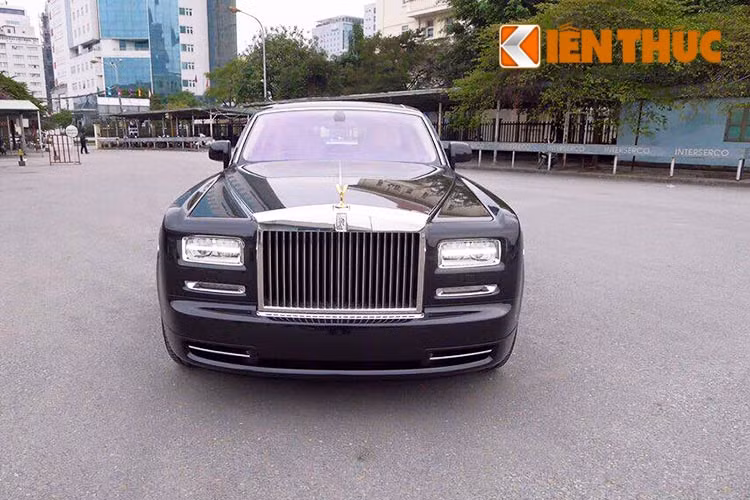 Phantom Series II có thiết kế đơn giản hơn thế hệ cũ, thể hiện ở vành xe, các huy hiệu, logo. Ngoài ra phần viền cửa sổ bọc chrome cũng được mở rộng. Bên cạnh đó, đường coachline là nét đặc trưng trên những mẫu Phantom chính hãng.