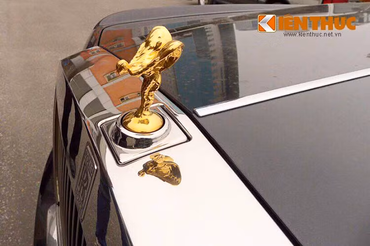 Rolls Royce Phantom Series II 2015 sở hữu vẻ ngoài hiện đại hơn và tích hợp lưới tản nhiệt cao hơn cùng cột C không còn cứng nhắc như trước. Biểu tượng Spirit of Ecstacy mạ vàng 24K xuất hiện nổi bật trên chất liệu thép không gỉ.