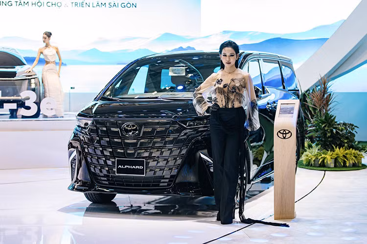 Mẫu xe bán kém thứ hai là Toyota Alphard với doanh số dừng ở mức 16 chiếc, tăng 23%. Với giá bán khởi điểm lên đến 4,37 tỷ đồng, Alphard vốn không dành cho số đông. Do đó, việc mẫu MPV cao cấp được mệnh danh "chuyên cơ mặt đất" này thường xuyên xuất hiện trong top 10 ôtô doanh số kém nhất thị trường trong từng tháng là điều không bất ngờ.