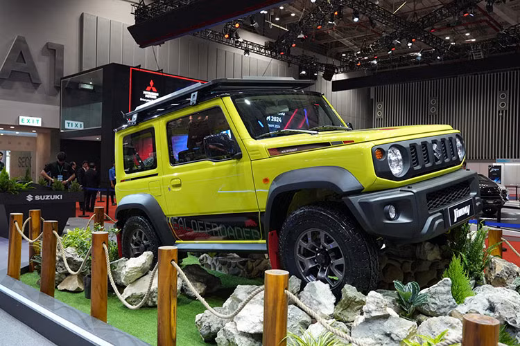 Mẫu xe quay trở lại top 10 ôtô bán kém nhất thị trường Việt Nam trong tháng 10/2024 là Suzuki Jimny. Mẫu xe này bán ra 33 xe, giảm 43,1%. Bên cạnh giá bán cao, khởi điểm từ 789 triệu đồng, Suzuki Jimny còn có những bất lợi khác như kích thước nhỏ, trang bị tiện nghi và an toàn cơ bản. Ngoài ra, xe còn được nhập khẩu nguyên chiếc từ Nhật Bản về Việt Nam với số lượng giới hạn.