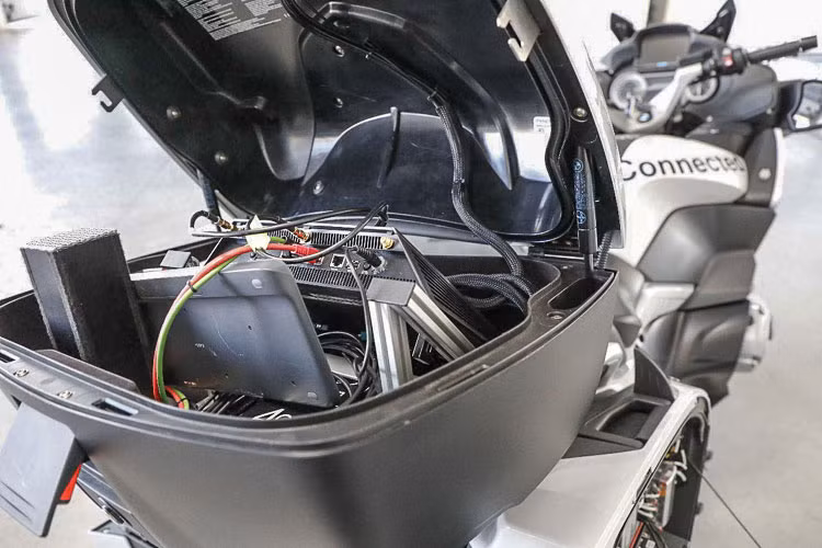 Vị trí hệ thống tự lái thông minh của chiếc BMW R1200GS này nằm tại 3 thùng nhôm được tích hợp cùng dàn đuôi, cho khả năng tự ôm cua và giữ thăng bằng khi di chuyển cực tốt như một tay lái môtô thực thụ.