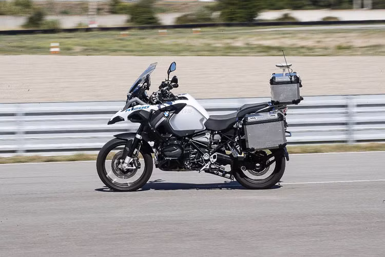 Mới đây, thương hiệu môtô nổi tiếng của Đức đã cho ra mắt một chiếc xe BMW R1200GS tự lái với khả năng tự lăn bánh chạy trên đường phố cực kì đỉnh cao và tối tân. Đây là một bước tiến công nghệ trong ngành công nghiệp xe 2 bánh của BMW Motorrad.