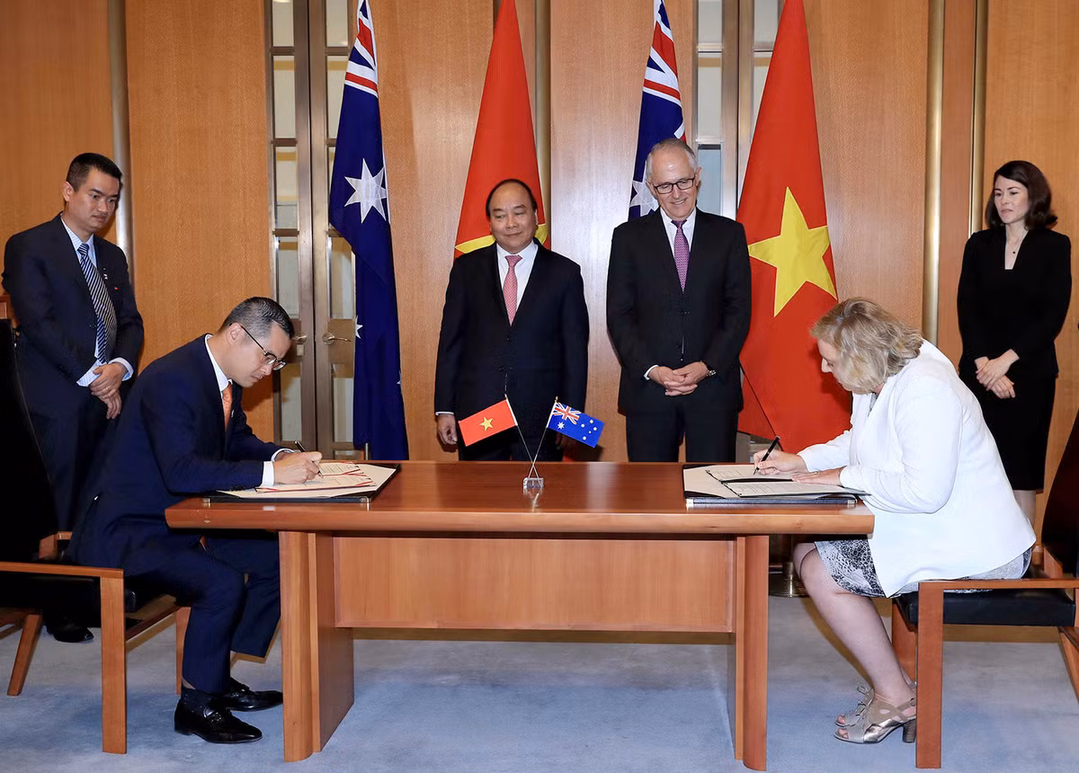 Thủ tướng Nguyễn Xuân Phúc và Thủ tướng Malcolm Turnbull chứng kiến lễ ký kết hợp tác giữa các cơ quan của hai nước. Ảnh: VGP/Quang Hiếu
