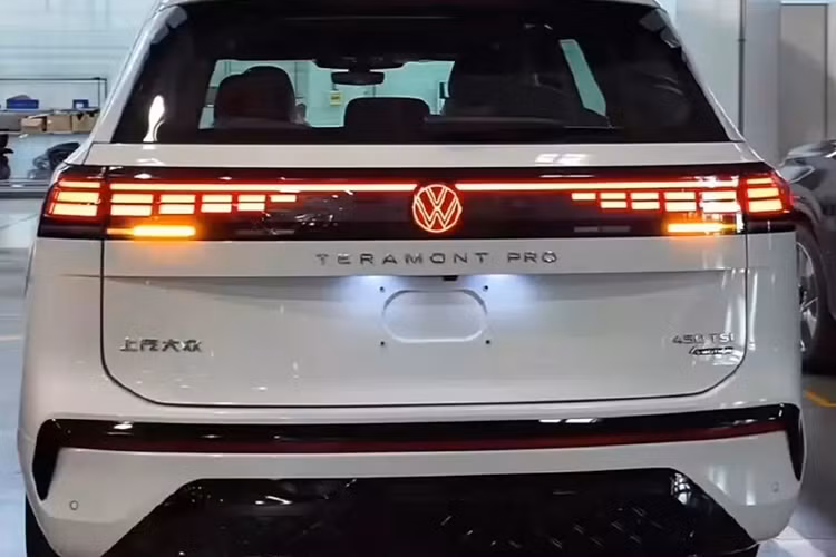 Trước thời điểm ra mắt chính thức vào cuối quý I năm nay, mẫu SUV này đã xuất hiện tại nhà máy sản xuất ở quốc gia tỷ dân. Giống như thế hệ trước, Volkswagen Teramont Pro 2025 mới tiếp tục được liên doanh Volkswagen-SAIC sản xuất và phân phối tại Trung Quốc.