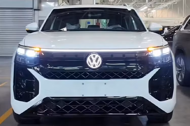 Mẫu SUV cỡ lớn đến từ Đức Volkswagen Teramont lần đầu được ra mắt vào năm 2016. Sau gần một thập kỷ có mặt trên thị trường, mẫu xe này chuẩn bị bước sang thế hệ thứ năm với tên gọi Volkswagen Teramont Pro tại Trung Quốc.
